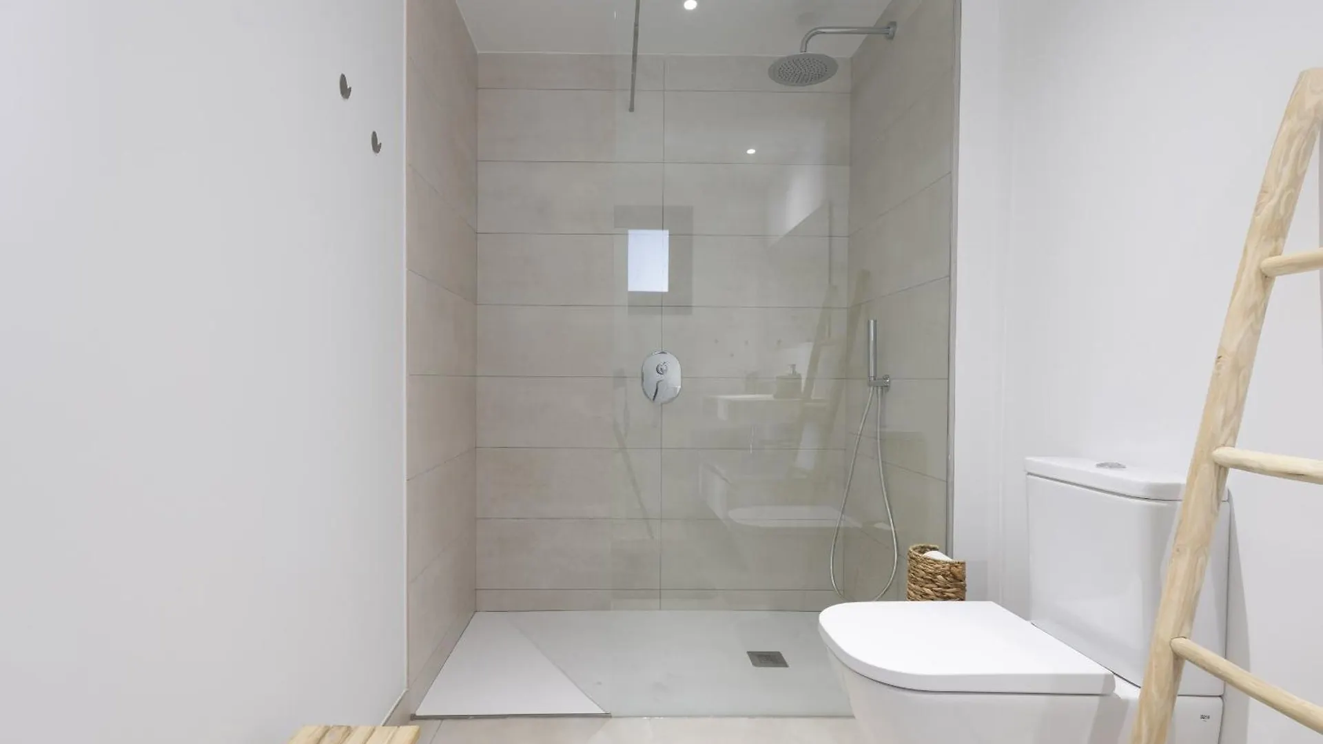 Premium Garden Suite In Higueron 푸엔히롤라 아파트